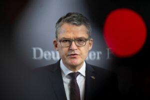 Roderich Kiesewetter (CDU) požadoval „ vyhostenie všetkých zostávajúcich ruských...