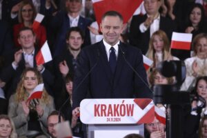 Nawrocki vyhral prezidentské voľby v Poľsku po sčítaní 100 % hlasov