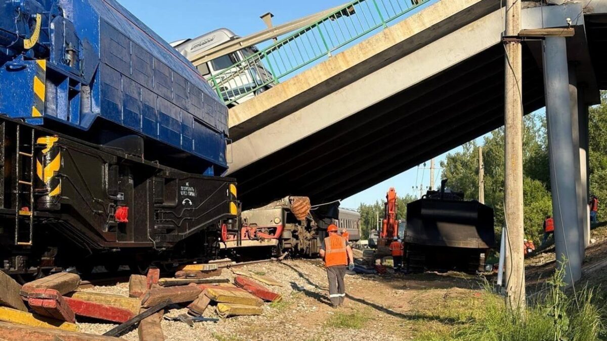 Počas noci došlo v Rusku k dvom teroristickým útokom, dva mosty boli vyhodené do vzduchu. Jeden v Brjanskej oblasti a druhý v Kurskej oblasti.