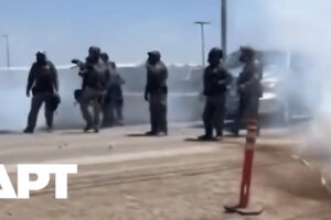 Slzný plyn pri zásahu ICE v marihuanovej škôlke: Protestujúci konfrontujú federá...