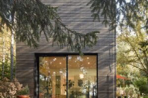 Túžili po domove ako galérii v lese. V Davli tak vznikol dom splnených prianí