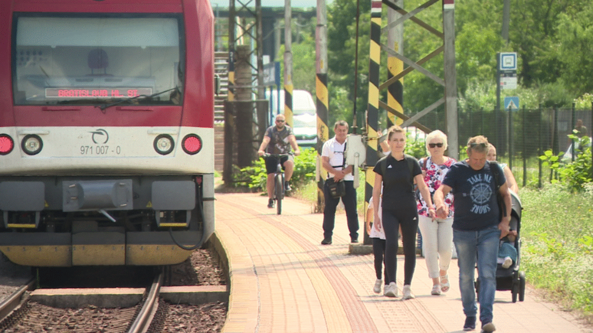 vlak-zssk-1019x573.png Na niekoľkých staniciach si už papierový lístok na vlak nekúpite.