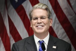 Scott Bessent pripúšťa, že Trump práve vytvoril „zadné dvierka na privatizáciu s...