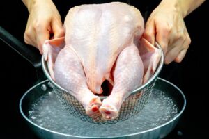 Tajomstvo odhalené! Tu je návod, ako dosiahnuť šťavnaté, zlatohnedé kuracie mäso...