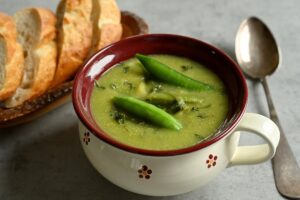 Táto zemiaková polievka s pórom a hrachom je balzam pre môj žalúdok.