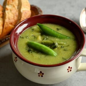 Táto zemiaková polievka s pórom a hrachom je balzam pre môj žalúdok.