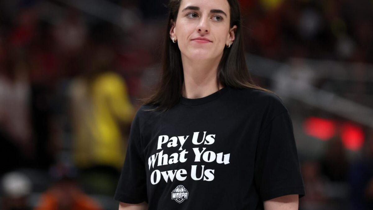 Nováčikovská karta Caitlin Clarkovej sa na aukcii predala za rekordných 660 000 dolárov – je to viac, ako zarobí v prvej práci za štyri roky.