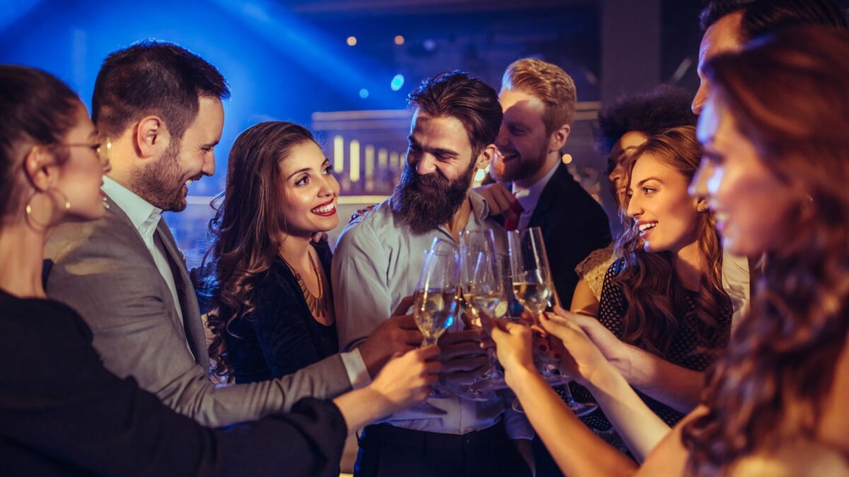 Revolúcia nočného života. Kluby 30+ dobývajú svet. Prečo? Ponúkajú to, po čom túžite.