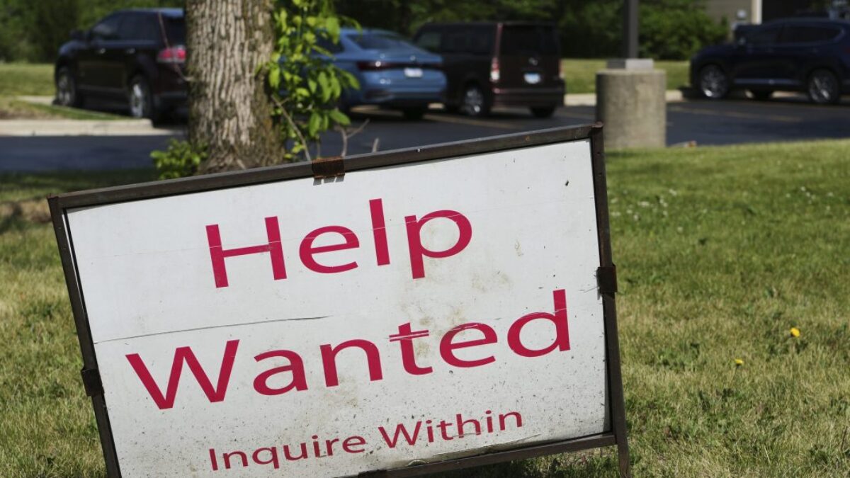 Žiadna katastrofa, žiadny zázrak, skôr nuda: Trh práce ochladzuje, rezignácie prudko klesajú v stagnujúcom obraze pracovnej sily.