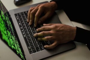 Hacker sabotuje AI kódovaciu službu Amazonu, aby dokázal svoj názor.