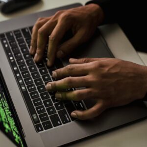 Hacker sabotuje AI kódovaciu službu Amazonu, aby dokázal svoj názor.