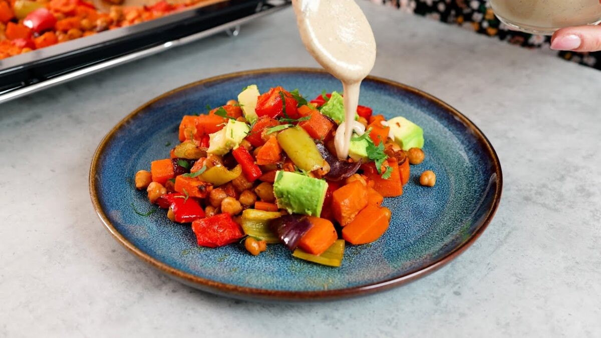 Neuveriteľný recept na batáty s cícerom a krémovým tahini dresingom