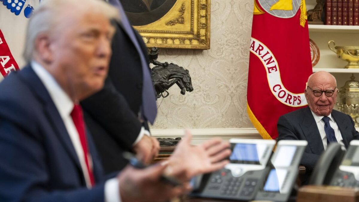 Trump chce prinútiť 94-ročného Ruperta Murdocha, aby v priebehu nasledujúcich 15 dní odpovedal na otázky týkajúce sa príbehu WSJ o Epsteinovi, pre prípad, že zomrie.