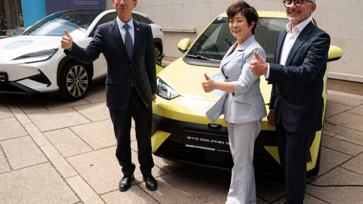 BYD už poráža Teslu. Jeho nový európsky plán ukazuje, prečo má nakročené k dominancii v pretekoch elektromobilov.