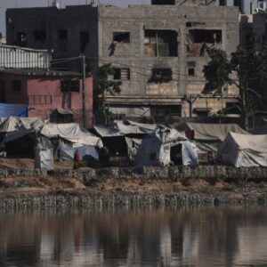 Vysídlení Palestínčania v Gaze sa obávajú hroziaceho pretečenia nádrže s odpadov...