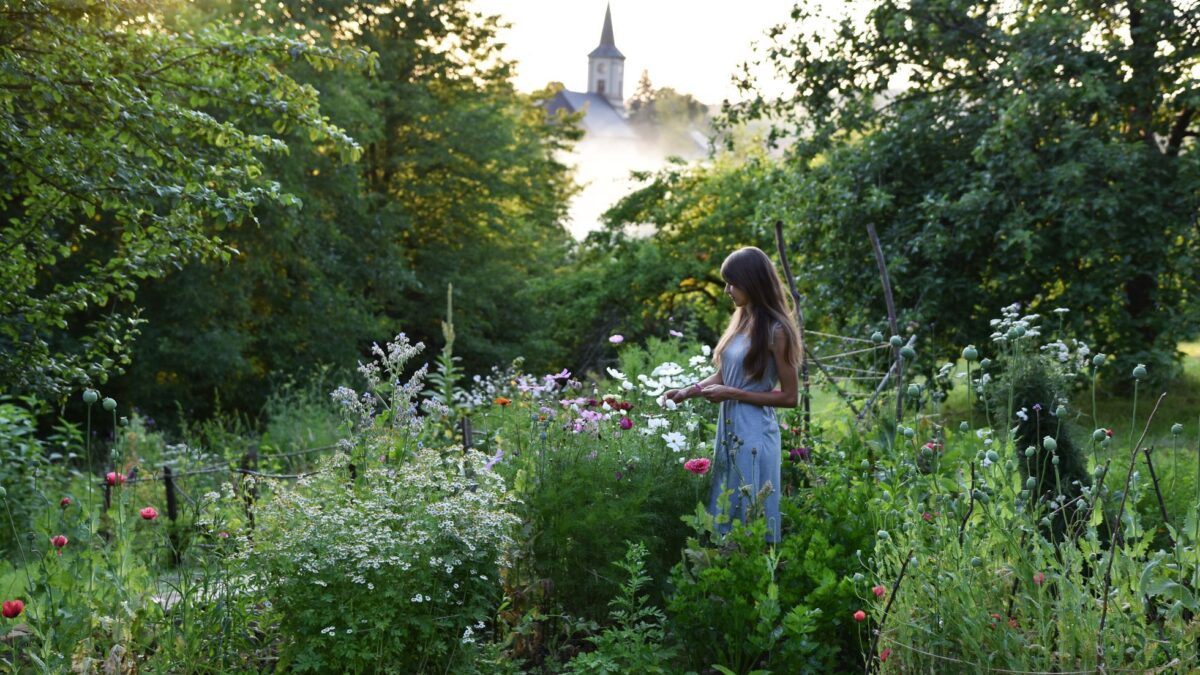 Zúfalé hľadanie vystriedalo šťastie. Milovníčka kvetov si na kopčeku postavila dom snov.