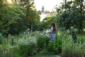 Zúfalé hľadanie vystriedalo šťastie. Milovníčka kvetov si na kopčeku postavila d...