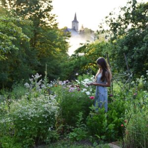 Zúfalé hľadanie vystriedalo šťastie. Milovníčka kvetov si na kopčeku postavila d...