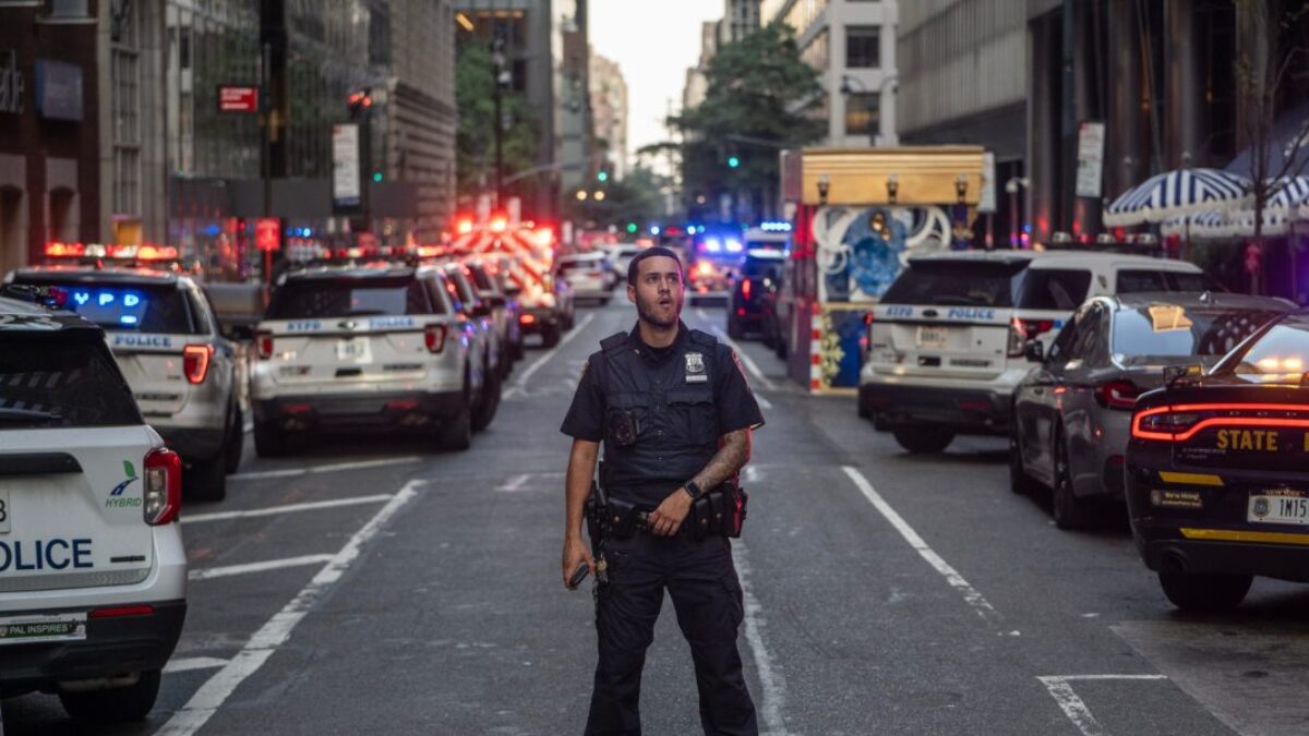 GettyImages-2226831501-e1753754418301.jpg Masová streľba v centrálnej obchodnej štvrti otriasa Manhattanom, najmenej štyria mŕtvi.