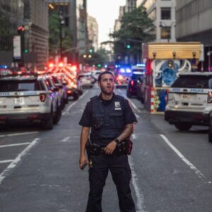 Masová streľba v centrálnej obchodnej štvrti otriasa Manhattanom, najmenej štyri...