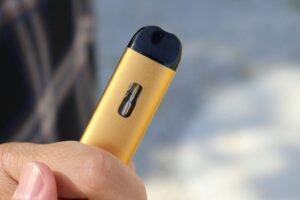 Komisár pre deti apeluje na zákaz online predaja nikotínu.