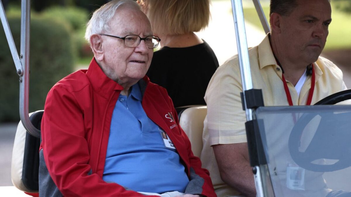 Dlhoročné varovanie Warrena Buffetta ohľadom sociálneho zabezpečenia sa napĺňa: dôchodcov čaká ročný pokles o 18 000 dolárov.