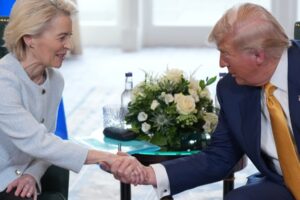 GettyImages-2227251981.jpg Európa sa vzdáva Trumpovi (a tak si zabezpečuje víťazstvo zadnými dvierkami).