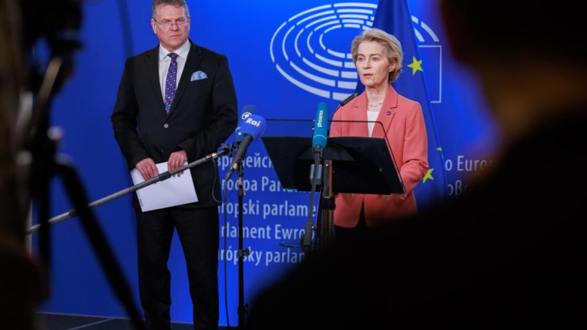 Slovenská národná strana vyzýva predsedu vlády Slovenskej republiky Roberta Fica, aby bezodkladne protestoval proti Ursule von der Leyen a Marošovi Šefčovičovi