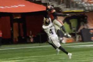 Robert Carter Jr. predviedol zákrok roka pri tomto úžasnom zachytení lopty v CFL...