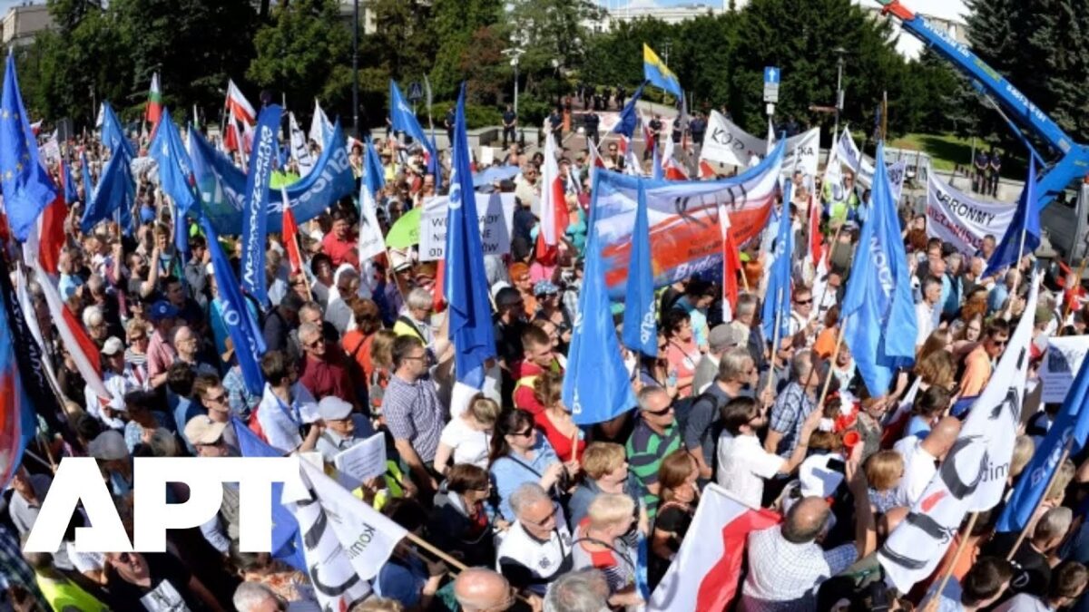 Tisíce demonštrujú vo Varšave proti migrácii, nacionalisti žiadajú kontrolu hraníc.