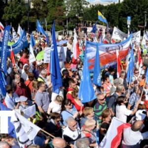 Tisíce demonštrujú vo Varšave proti migrácii, nacionalisti žiadajú kontrolu hran...