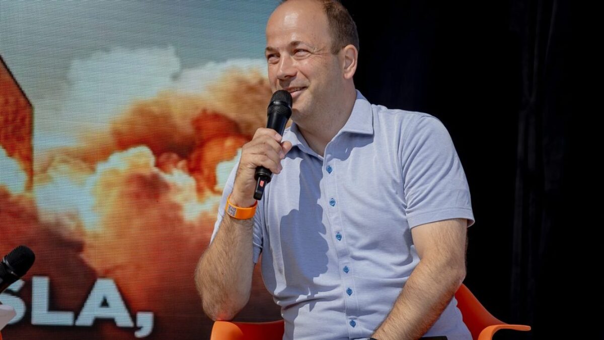 Viceprezident Tesly pre inžinierstvo v Moravanech tvrdí, že spoločnosť je v „dôležitom prelomovom momente“.