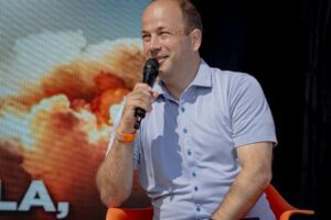 Viceprezident Tesly pre inžinierstvo v Moravanech tvrdí, že spoločnosť je v R...