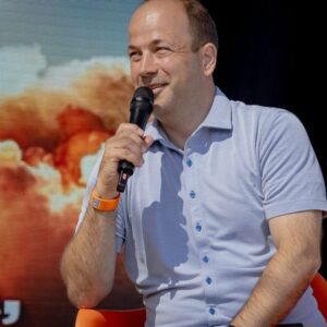 Viceprezident Tesly pre inžinierstvo v Moravanech tvrdí, že spoločnosť je v R...