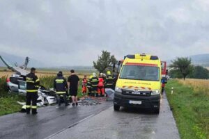 Čelnú zrážku dvoch áut pri Poprade neprežila 52-ročná vodička.