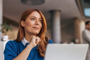 Umelá inteligencia spôsobuje masové prepúšťanie v technológiách, ale inde zvyšuj...