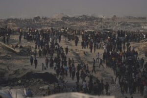 Izraelská armáda začala zhadzovať humanitárnu pomoc do Gazy.