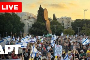 Masívne protesty v Tel Avive na Habima Square kvôli vládnej politike.