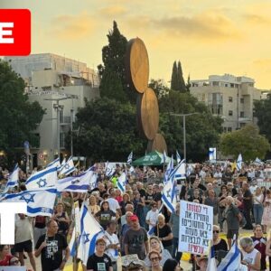 Masívne protesty v Tel Avive na Habima Square kvôli vládnej politike.