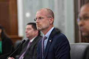 Od „rozmanitosti názorov“ k „zbabelému podriadeniu“: Fúz...