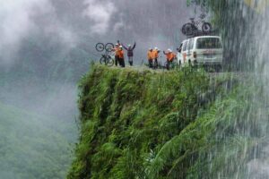 Cesta smrti v Bolívii láka dobrodruhov