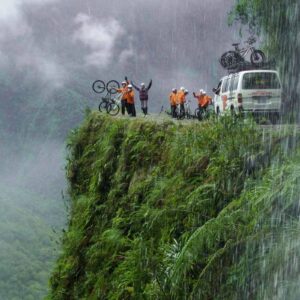 Cesta smrti v Bolívii láka dobrodruhov