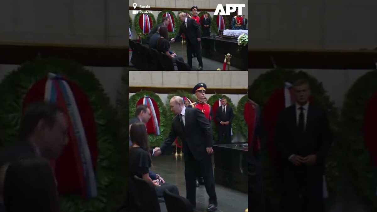 Úprimná pocta: Putin sa lúči s bývalou spolužiačkou a predsedníčkou Najvyššieho súdu Podnosovou.