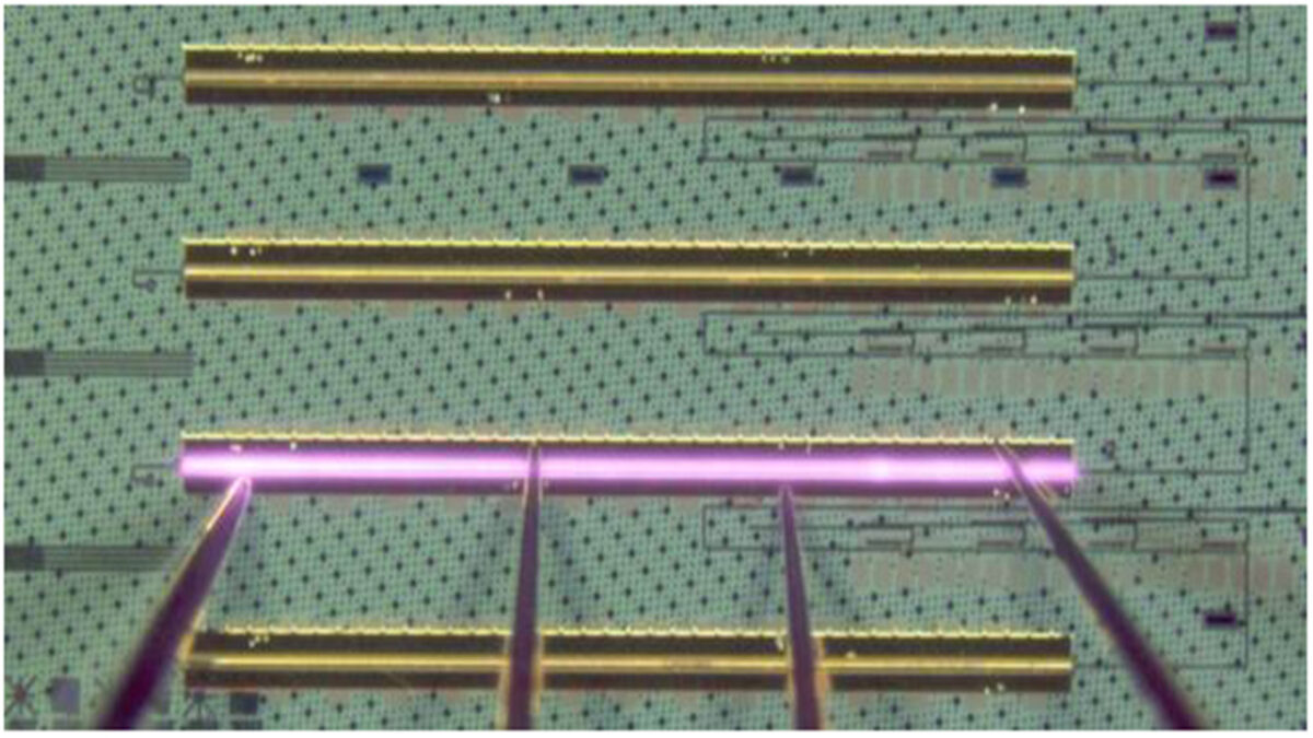 Nový trik pre lasery a kremík: Fotónové čipy budú lacné a rýchle