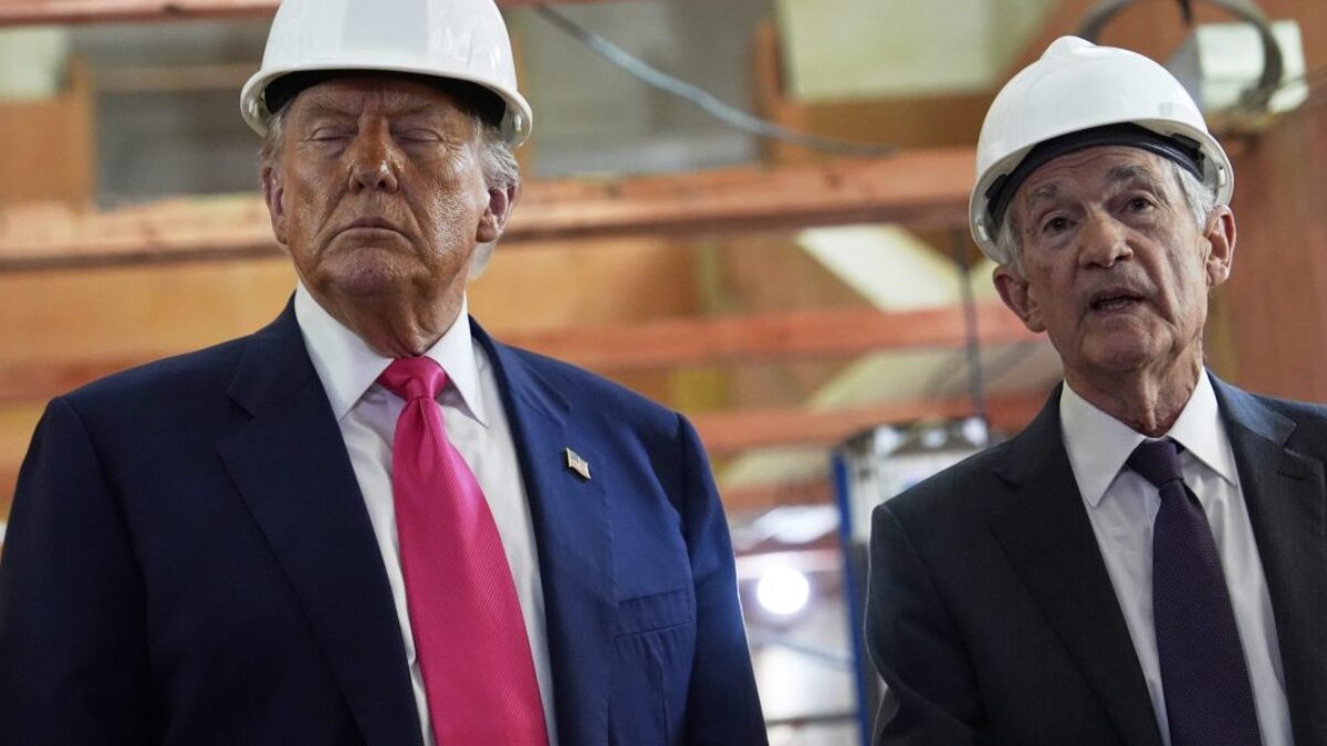 Trump žartoval o vyhodení Jeroma Powella priamo do tváre počas návštevy Fedu.