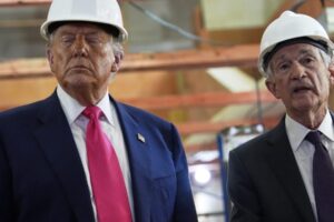 Trump žartoval o vyhodení Jeroma Powella priamo do tváre počas návštevy Fedu.