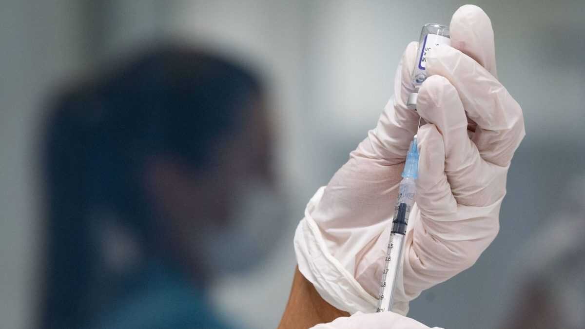 Infektológ varuje pred jesennou a zimnou vlnou COVID-19.