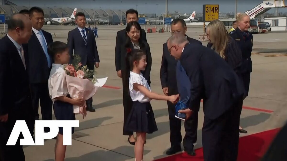 Austrálsky premiér Albanese pricestoval do Chengdu po náročných rokovaniach v Pekingu počas návštevy Číny.