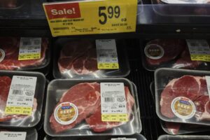 AP25205178012785-e1753349392114.jpg Austrália zmierni obmedzenia na dovoz amerického hovädzieho mäsa nakazeného R...