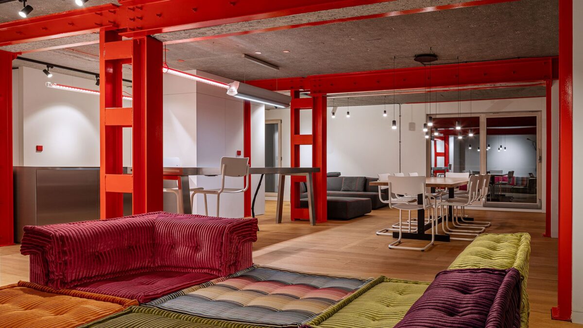 Horský apartmán búrajúci pravidlá. Bežné prvky tu nehľadajte, tu kraľuje červená oceľ